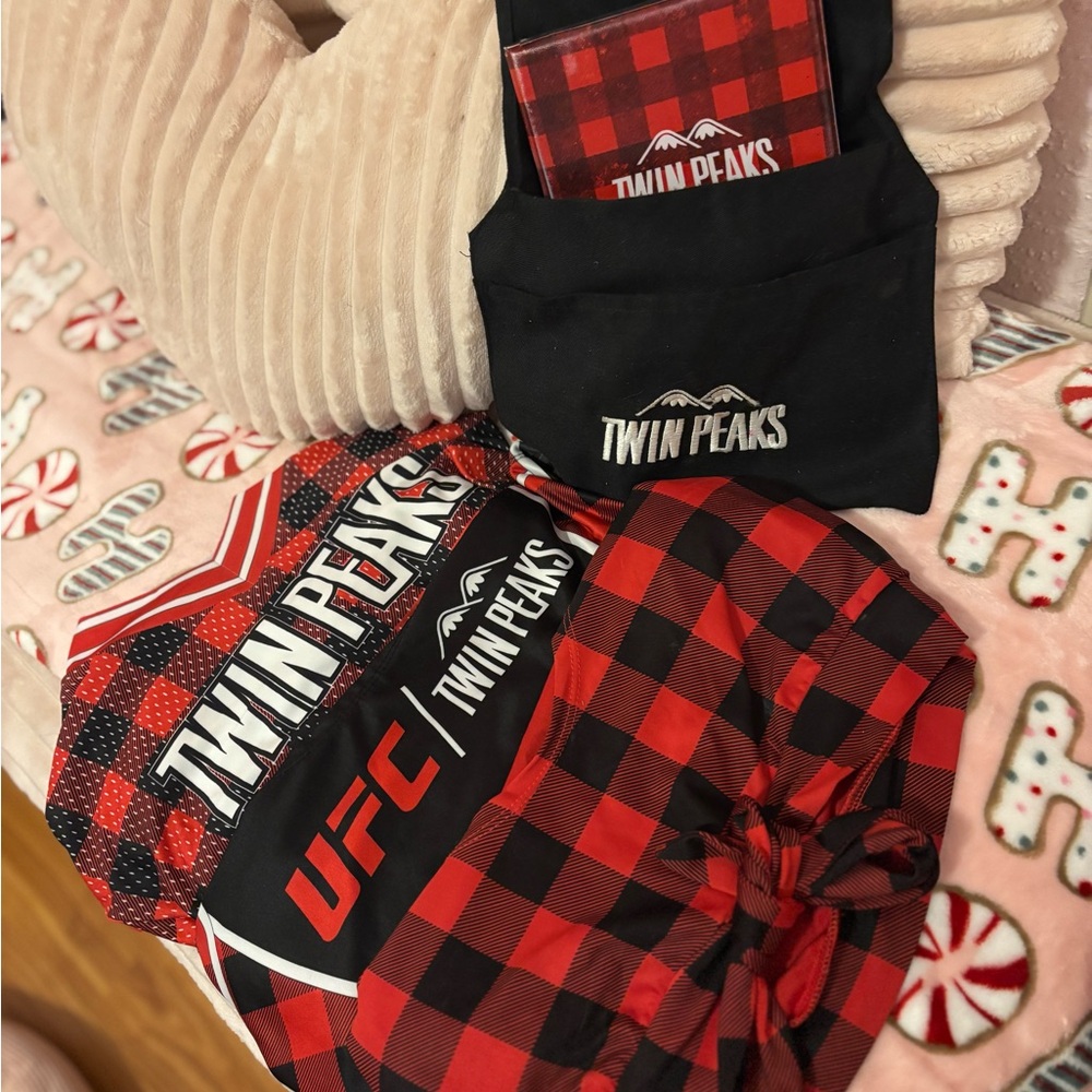 Twin Peaks uniform Set